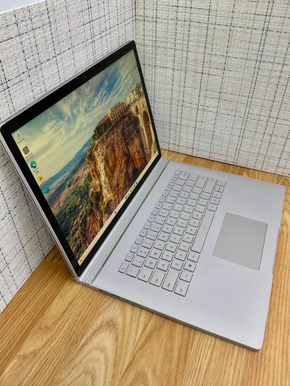 Microsoft Surface 2 15 i7-8th Gen 16GB 512GB SSD 6GB GPU Win11 Pro